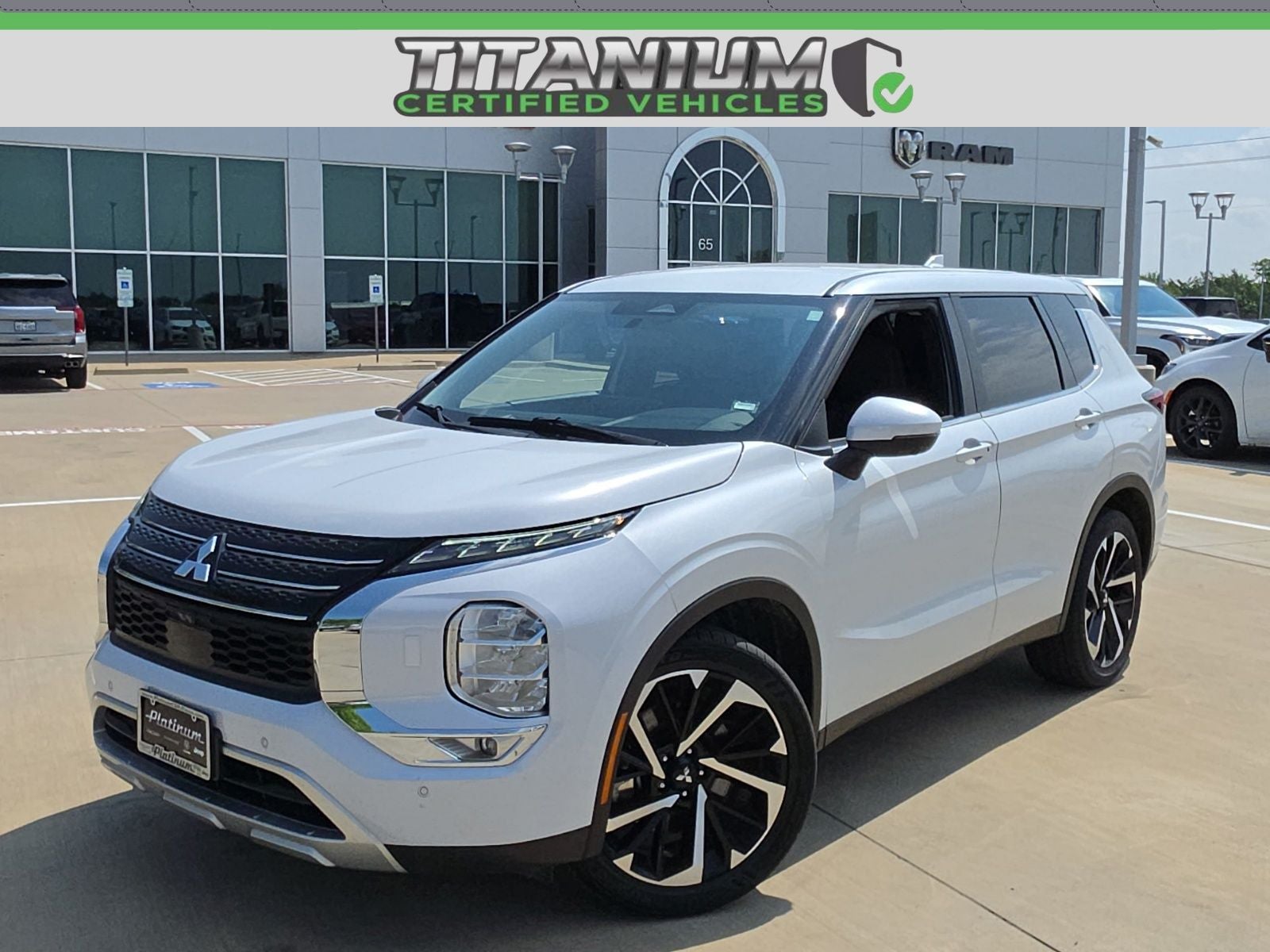2024 Mitsubishi Outlander SE 2.5 S-AWC in White — front three-quarter view