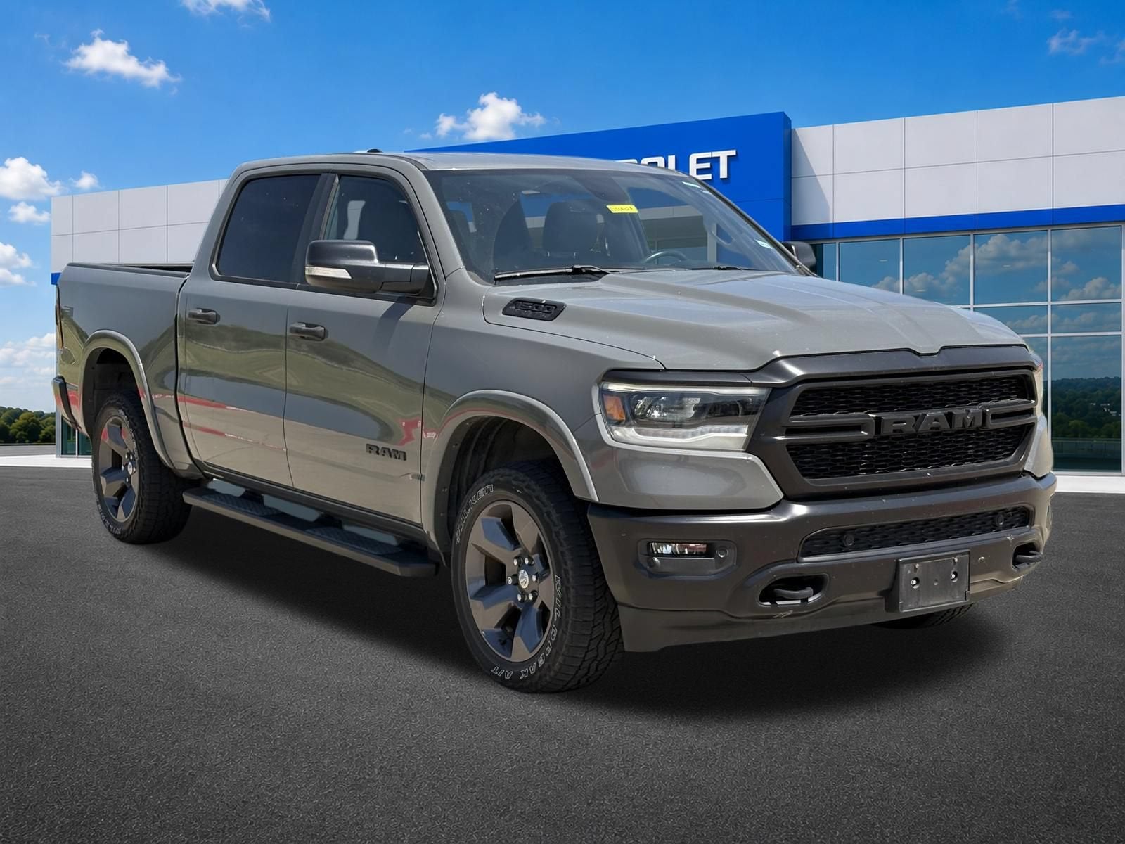2020 RAM 1500 Lone Star Crew Cab 4x4 5'7" Box in Gray — front three-quarter view